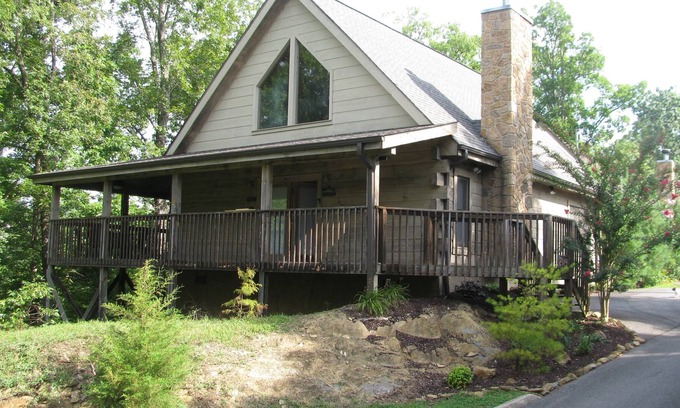 Sevierville Cabin | 2 Bedroom/2 Bath, Swimming Pool, Hot Tub, WiFi, Loft with Game Room