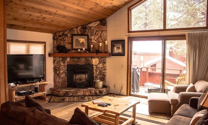 Mammoth Lakes Condo | 2 Bedroom 2 bath end unit pet friendly condo in the