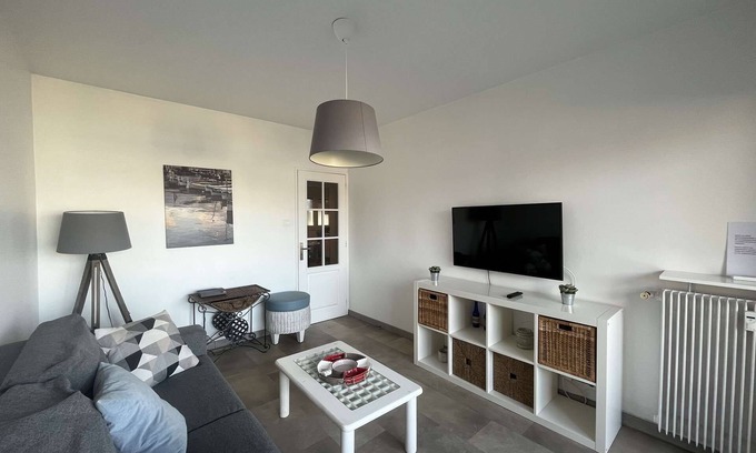 Saint-Mandrier-sur-Mer Apartment | 2 bedroom apartment, air conditioning, sea view, refurbished in 2020