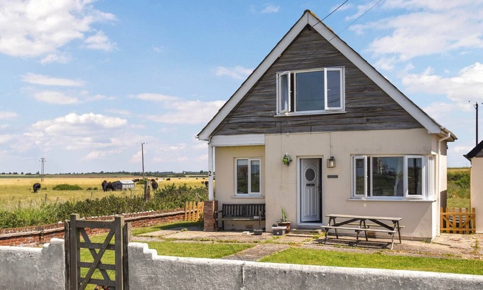 Clacton-on-Sea Cottage | 2 bedroom accommodation in St Osyth, near Clacton on Sea