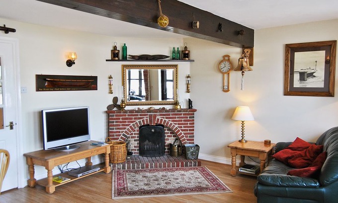 Whippingham Cabin | 2 bedroom accommodation in Island Harbour, near Newport