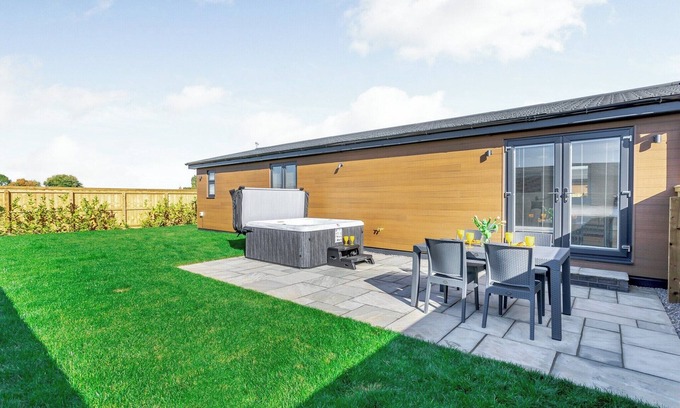 Offenham Cabin | 2 bedroom accommodation in Offenham