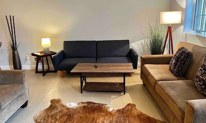 Lansing Apartment | 2 bedroom apartment 1 mile from Mississippi!