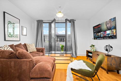 Theatreland Birmingham Apartment | 2-Bedroom Apartment in Heart of the City - China Town - Balcony - Secure Parking Included 48A