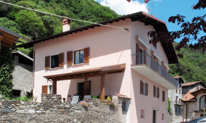 San Carlo Apartment | 2 bedroom Apartment, sleeps 4 in Gravedona with WiFi
