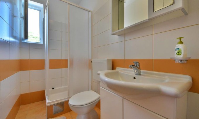 Ribarica Apartment | 2 bedroom Apartment, sleeps 4 in Karlobag with Pool, Air Con and WiFi