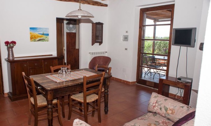 Ravi Apartment | 2 bedroom Apartment, sleeps 4 in Ravi with WiFi