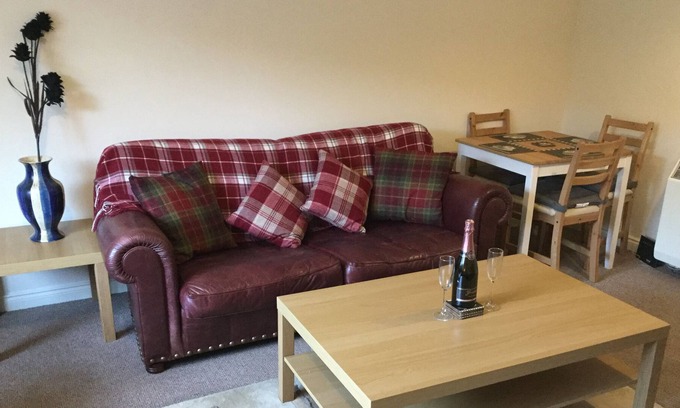 Tradeston Apartment | 2 Bedroom city modern apartment with parking and internet