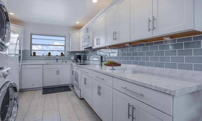 Golden Gate Condo | 2 Bedroom Condo 429526 by Houzlet