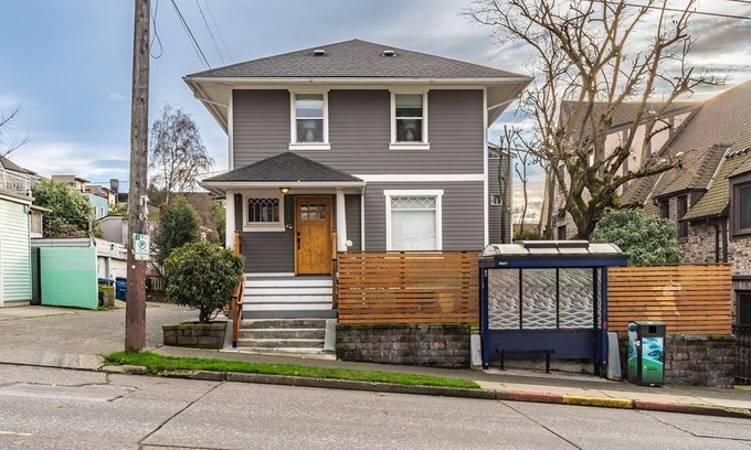 Broadway Condo | 2-bedroom condo in heart of Capitol Hill, Lightrail & Parking
