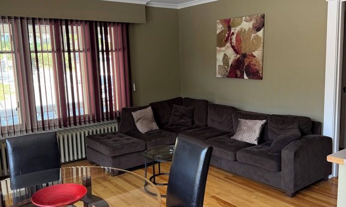 Waterford Valley Apartment | 2 Bedroom Downtown Apartment Midstream Manor Unit 9