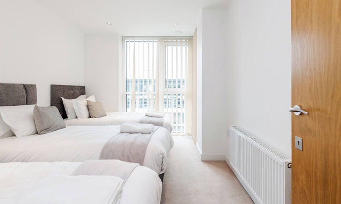 Docklands Apartment | 2-bedroom Duplex Bliss Steps From Excel London