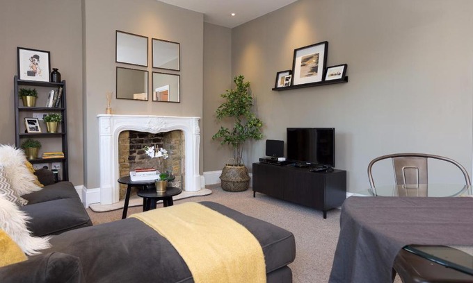 East Putney Apartment | 2 Bedroom Flat in Wandsworth Close to Tube Station