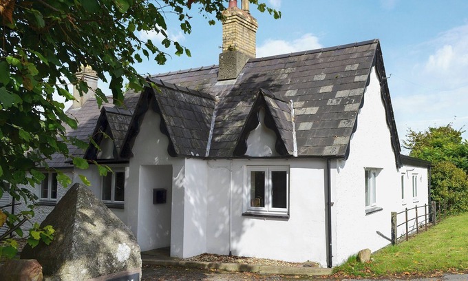Llanfairpwllgwyngyll Cottage | 2 bedroom accommodation in Dwyran, near Llanfairpwllgwyngyll