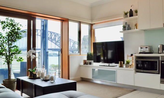 Kirribilli Apartment | 2 Bedroom Home in Kirribilli with a Great View