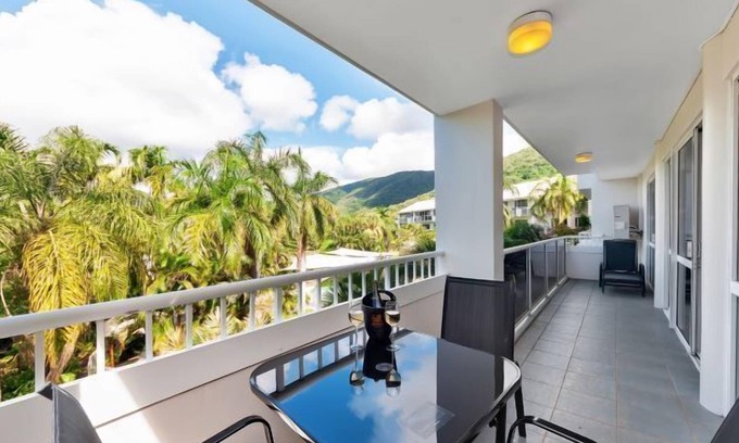 Palm Cove Apartment | 2 Bedroom Modern Corner Apartment with tropical feel in Palm Cove