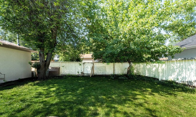 Haysboro House | 2 Bedroom Suite | Elegant & Cozy Guest Suite｜15 mins to Downtown