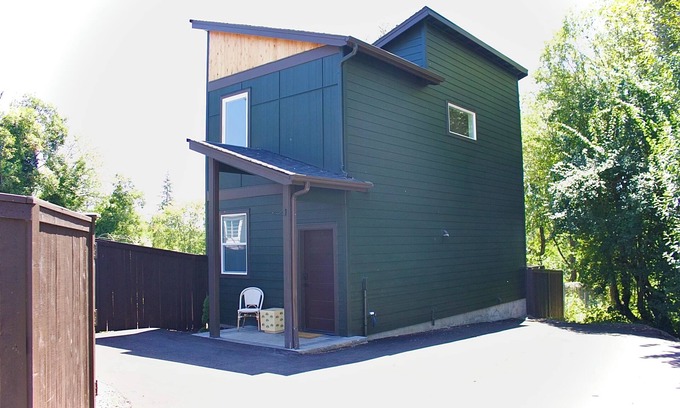 Vancouver House | 2-bedroom vacation home just 13 minutes drive to Moda Center