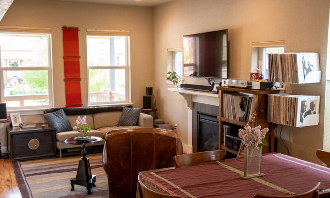 Wonderland Lake House | 2 Bedroom with dedicated office space at base of foothills and trails