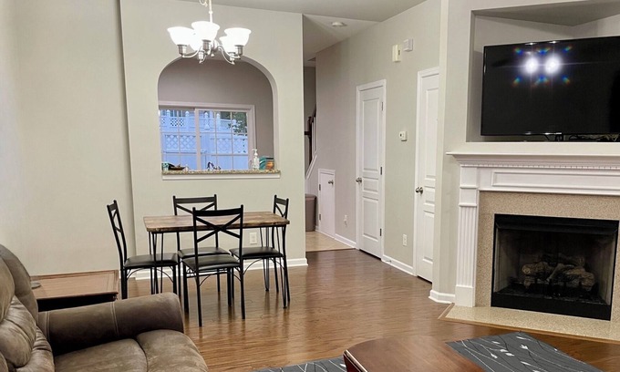 Belmont House | 2 beds 3 baths home with fenced yard. Great location!