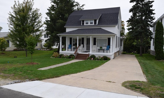 Elk Rapids House | 2 Blocks from Lake Michigan Beach with Kayaks & Bike Included