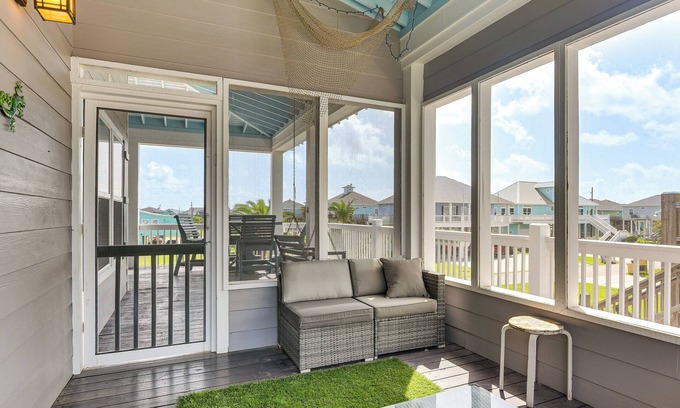 Port Bolivar Cottage | 2 Blocks to Shore: Crystal Beach House w/Yard!