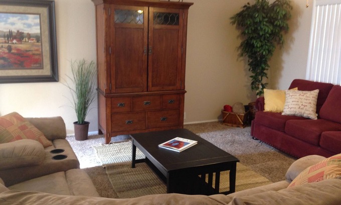 Cedar City House | 2 BlocksTo SUU, Summer Games! AC, BBQ. Sleeps 4 to 15. 2 Family Rooms. Beautiful