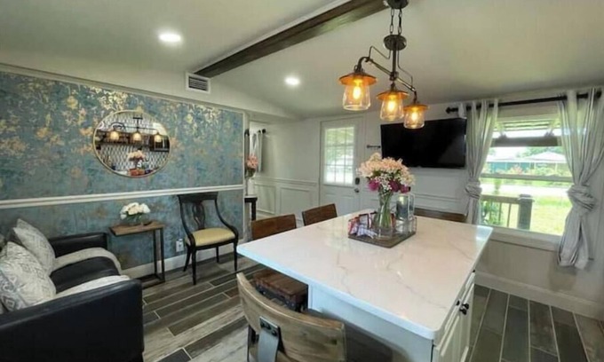 Davenport House | 2 BM/French Country Style DPLX