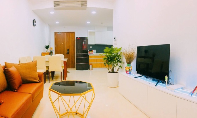 District 7 House | 2 BR 2 BA 5 SLEEP BALCONY POOL Live downtown SaiGon