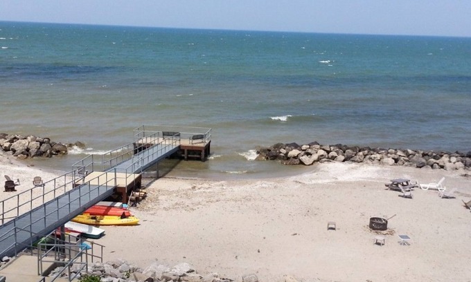 Geneva-on-the-Lake Condo | 2 BR/2 Ba Lakefront Condo 211-open concept kitchen/living and dining room