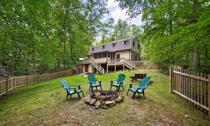 Nashville Cabin | 2 BR, 2 BA Log Cabin