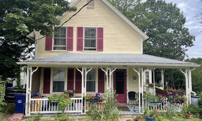 Centennial Apartment | 2 BR 3 Min Walk to Medical Center and UVM!