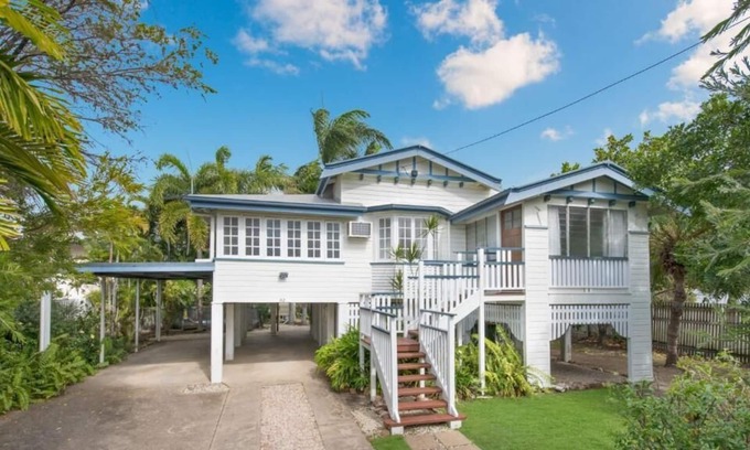 North Ward House | 2 BR Queenslander on Cook*Walk To Strand**FULLY SELF-CONTAINED PRIVATE SPACE*