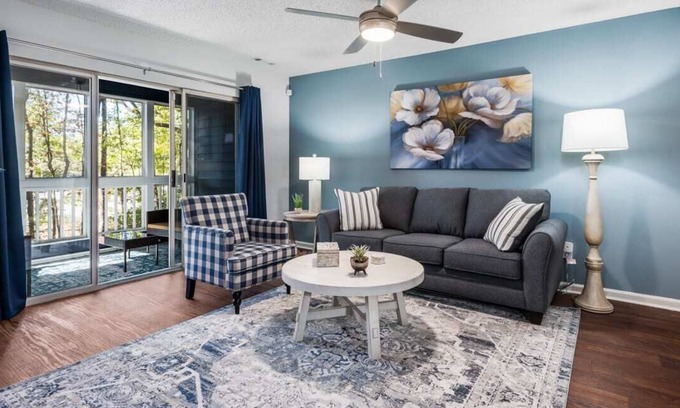 Meadowbrook House | 2 BR Townhome w/comfy King Beds | Central to shops