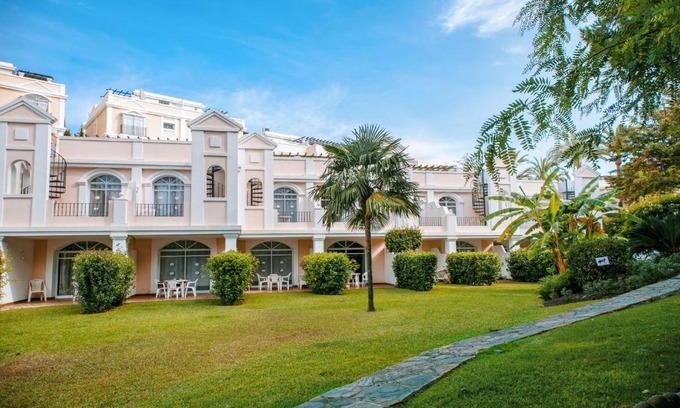 Marbella House | 2 BR Townhouse in Aloha Gardens walking distance to Restaurants, Bars and Shops 23