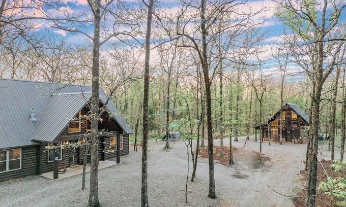Hochatown Cabin | 2-Cabin Retreat| Pool Table | Hot Tubs | Mini Golf