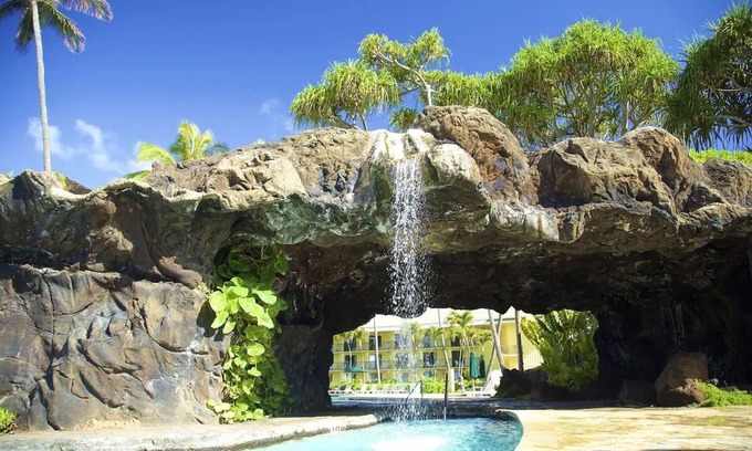 Hanamaulu Hotel | 2 Comfortable Rooms w/Garden View! Close to Lydgate State Beach Park! Pool!