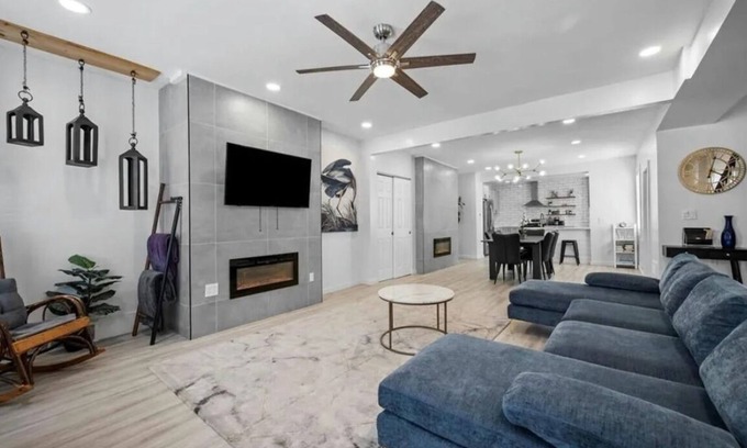 East Allegheny House | 2 Day Flash Sale Huge Downtown Pittsburgh Home Luxe Bedrooms and Baths Sleeps 14