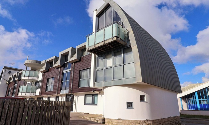 West Bay Cottage | 2 DRIFTWOOD, family friendly, country holiday cottage in West Bay