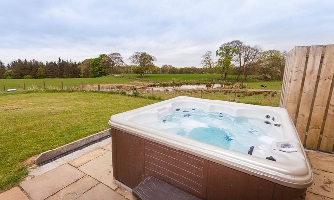 Linlithgow Apartment | 2 Eden Cottage - sleeps 8 guests in 3 bedrooms