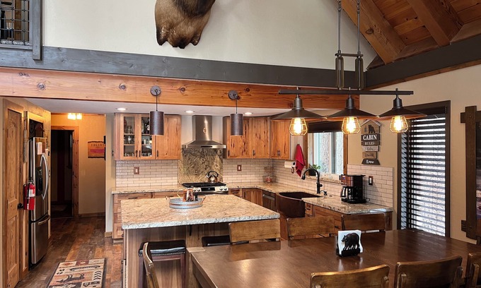 Truckee House | 2 family +; dog friendly retreat; HOT TUB; 4bed, 2 bath; well stocked kitchen.