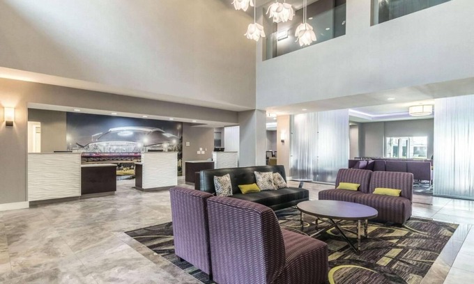 Arlington Hotel | 2 Full Beds w/Sleeper Sofa, La Quinta Inn, Free Shuttle to Six Flags, 2 Units