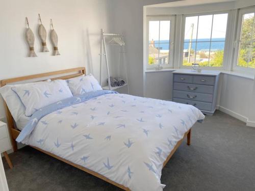 Aberporth House | 2 Headland Place Aberporth (Beautiful sea views, 1 min walk to beach)