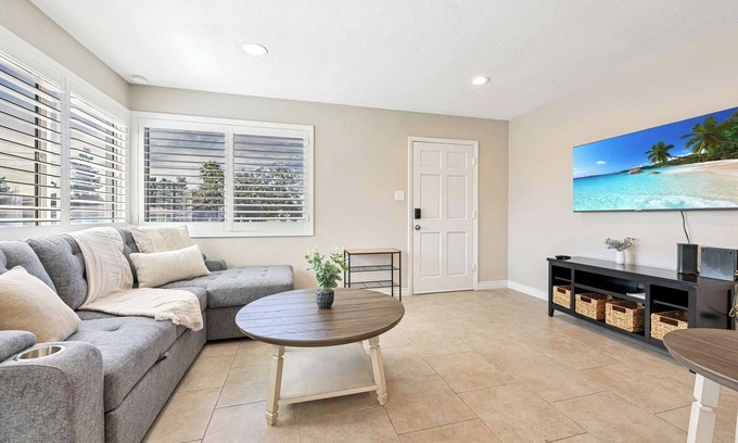 Linda Vista House | 2 Homes in 1! | Sleeps 18 | 10 Min to Zoo & Beach