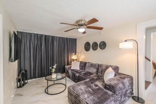 Shady Acres House | 2 Homes In Houston Heights 65 Rooms Sleeps 16