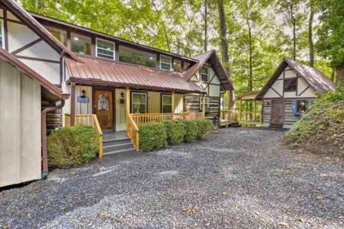 Topton House | 2 Lake Front Cabins 1 price Pet Friendly Cabins Game Room Hot Tub