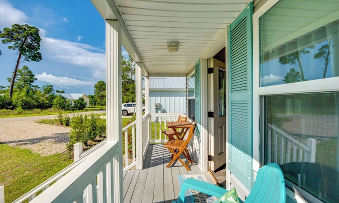 Carrabelle Cottage | 2 Mi to Carrabelle Beach: Home w/Yard & Porch
