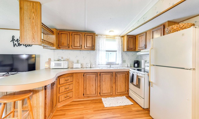 Ellenton Cottage | 2 Mi to Ellenton Outlets: Home w/Community Perks!