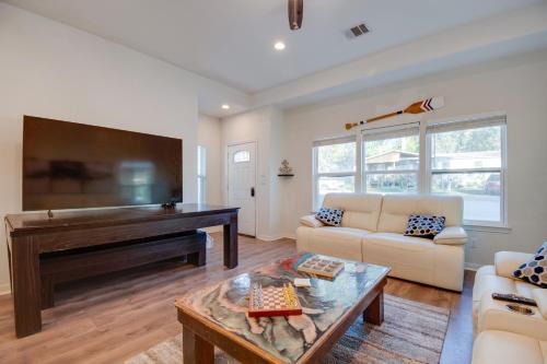 Montgomery House | 2 Mi to Lake Conroe Access Home with Pool Table!