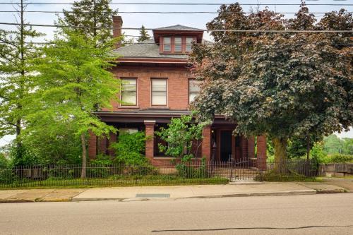 Erie House | 2 Mi to Lake Erie Spacious Retreat Near Cafes!